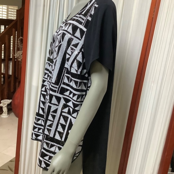 Vince Camuto Sequined Top Black White Abstract Short Sleeve Size 2X - Picture 2 of 9